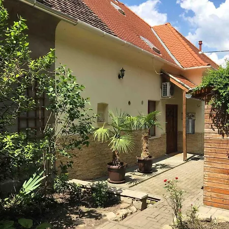 Arkadia Apartman Pápa Exterior photo