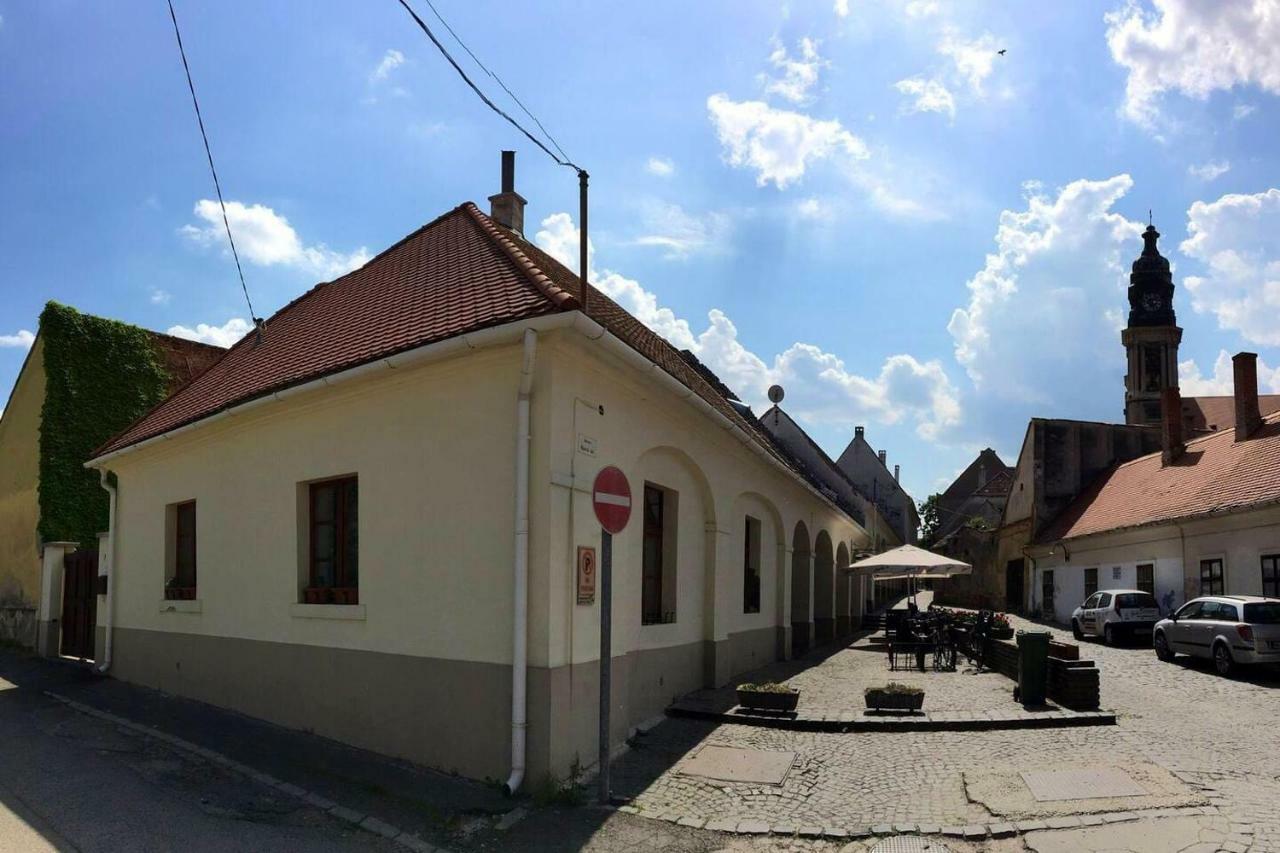 Apartamento Ház Saját Udvarral A Történelmi Belvárosban *